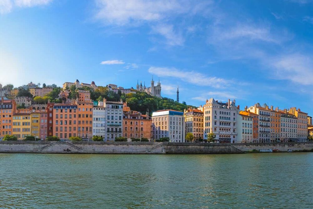 Vue panoramique sur Lyon avec le Rhône en premier plan