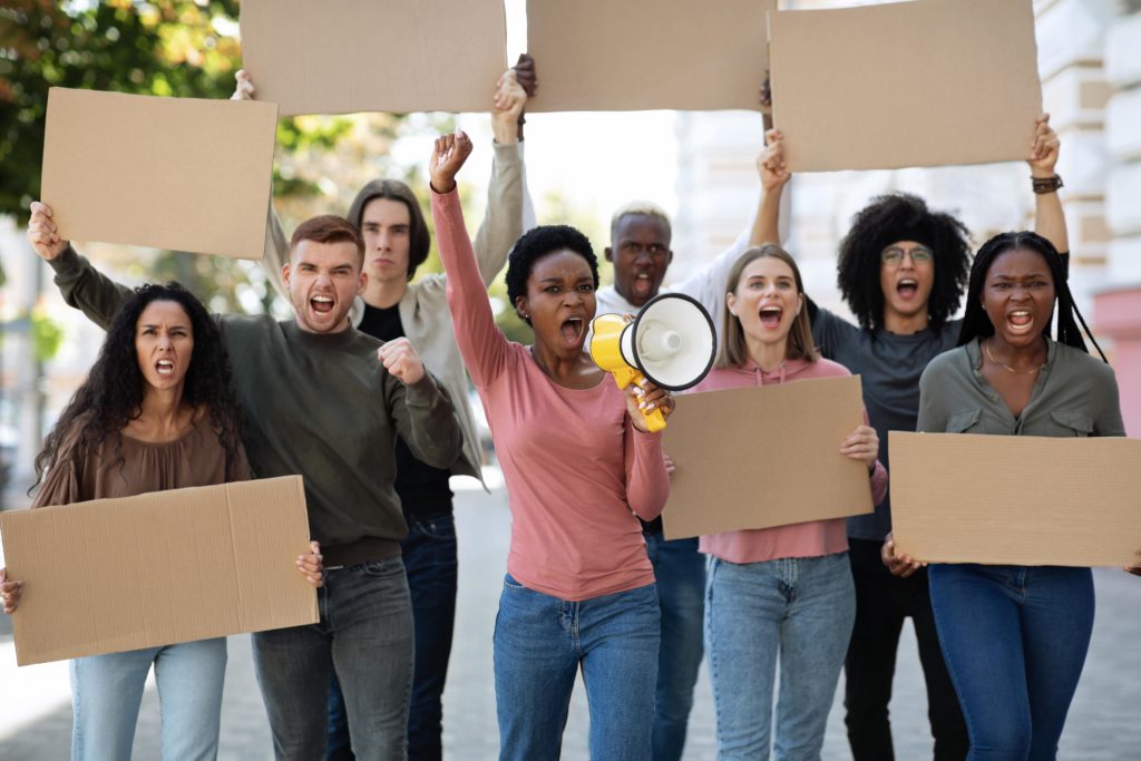 Groupe de personne faisant des revendications