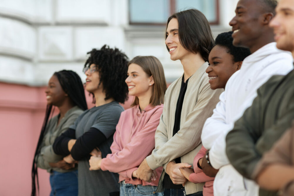 Groupe de jeunes souriants qui se tiennent les mains