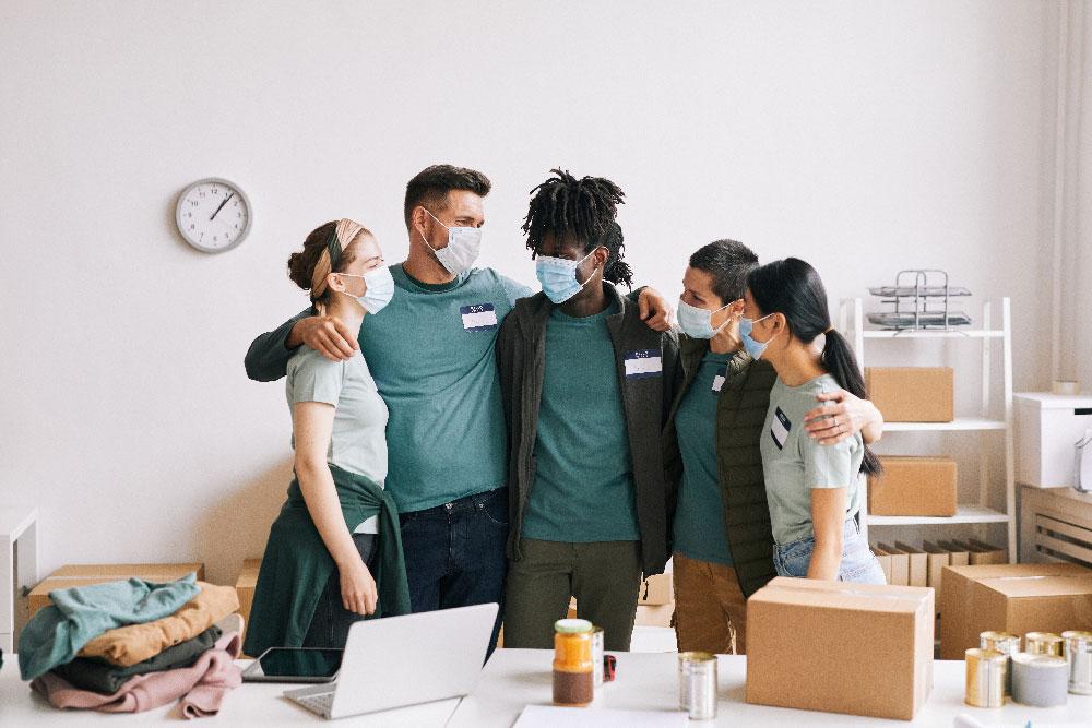 Groupe de personne portant des masque qui s'enlace