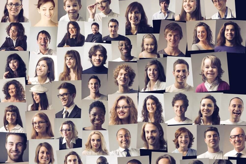 Image remplis de photos de têtes de personnes souriante